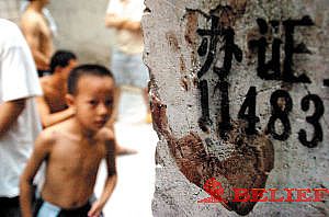 占愛娟遇劫受傷后跑出巷子求救，巷道的墻壁上還留有她的血手印。陸明杰 攝